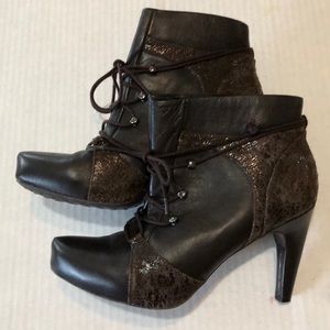Women’s shoe boots, size 8.5W
